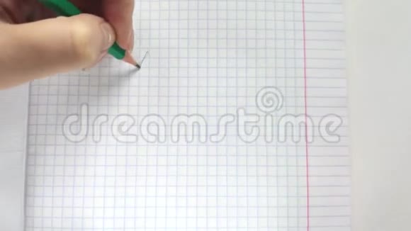 欧洲白人女性左撇子用铅笔在笔记本上用左手写下9月1日这句话视频的预览图