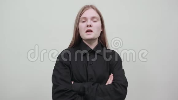 失望的女人穿着黑色衬衫双手交叉看着镜头视频的预览图