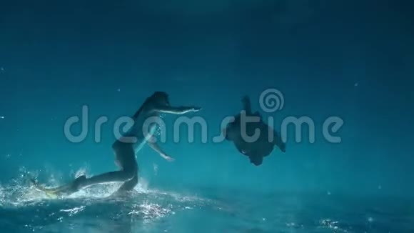 可爱的亚洲女孩自由和海龟一起游泳繁殖和接触动物录像被拍到视频的预览图