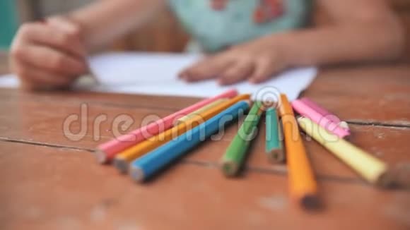 小六岁的女孩用彩色铅笔画画近距离观看铅笔视频的预览图