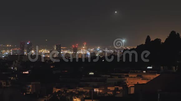 夜晚巴塞罗那城的全景远处有飞机降落视频的预览图