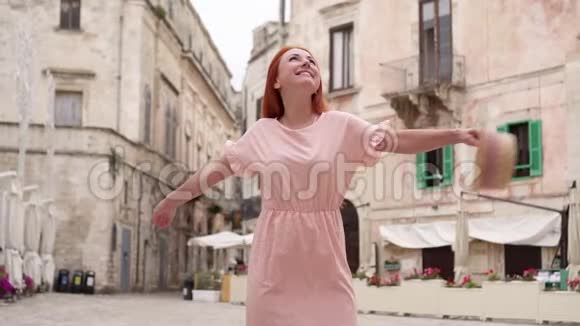 快乐的女人游客在欧洲老城的街道上欢笑和旋转视频的预览图