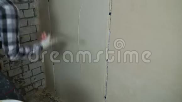 刮泥机用刮泥刀在室内墙面上抹湿石膏视频的预览图