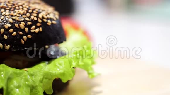一个美味的黑汉堡食物特写视频的预览图