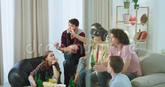一家多民族朋友的大公司在一个客厅里他们在一起很有趣女士用虚拟现实视频的预览图