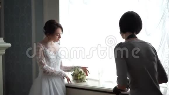 后台婚纱摄影专业摄影师在别致的房间里拍摄新婚夫妇的照片视频的预览图