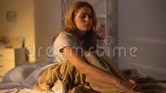悲伤的女士坐在床上想问题季节性抑郁忧郁视频的预览图