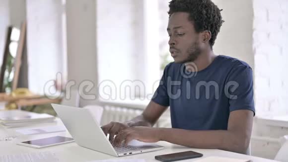 年轻的非洲男子在办公室有头痛视频的预览图