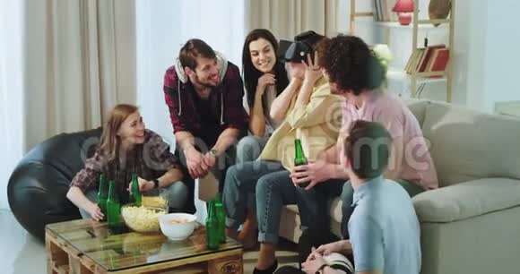 在一个明亮的客厅里一群多民族的朋友非常吸引人一起喝啤酒其中之一视频的预览图