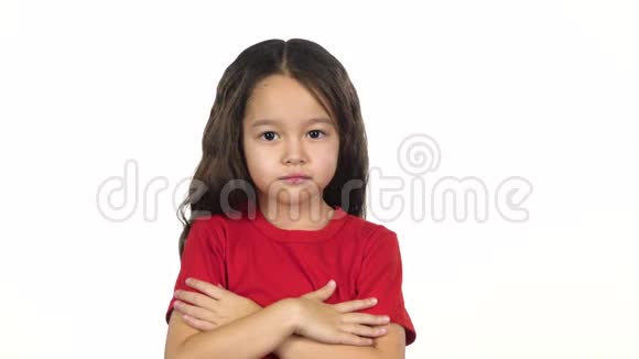 小女孩在白色背景下交叉双手慢动作视频的预览图