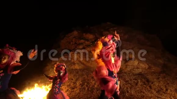 穿着华丽华丽服装和面具的女孩带着自信在火边优雅地跳舞视频的预览图