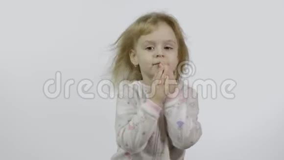 睡衣里的小美女看着摄像机白色背景视频的预览图