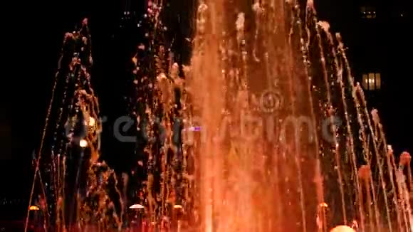 喷泉里的一串串水慢慢地飞了起来很棒的录像视频的预览图