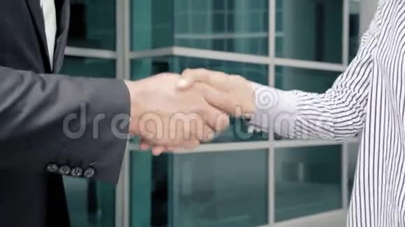 握手商人握手男女握手的特写视频的预览图