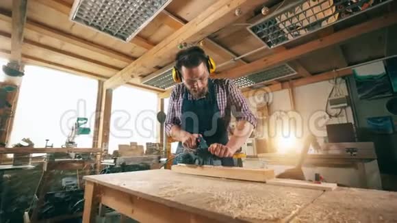 用工匠锯木头的木工从事木工工作的工匠视频的预览图