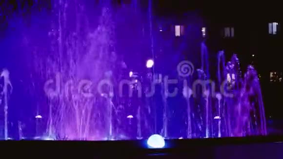 从喷泉中溅出的水在不同的节目中散开很漂亮的夜秀视频的预览图