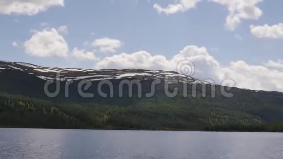 在山湖上快速漂浮的云的时间推移视图视频的预览图