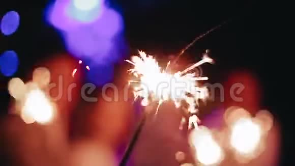漂亮的Sparkler特写庆祝活动不错的烟火视频的预览图