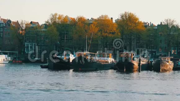 阿姆斯特丹运河停泊船只荷兰首都正宗的荷兰住宅和街道视频的预览图