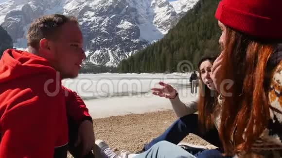 朋友们在海岸野餐在山上吃三明治视频的预览图