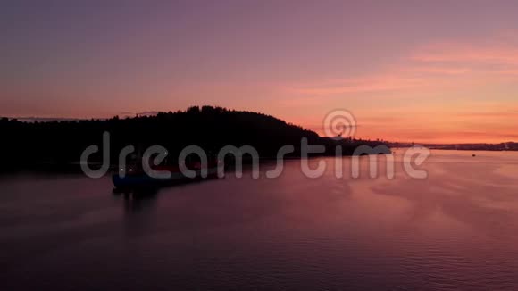 日落时分一艘货船停泊在温哥华的伯拉德湾港4K24FPS视频的预览图