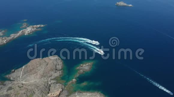 无人机拍摄了两艘游艇在岩石角附近航行视频的预览图