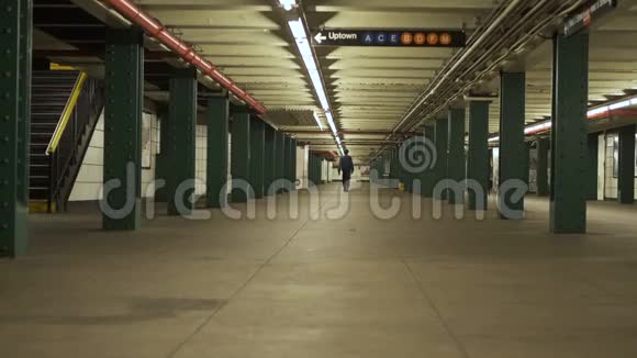 纽约的地铁会走路的人视频的预览图
