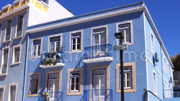 在一个阳光明媚的夏日在葡萄牙阿尔马达的卡西尔哈Cacilhas五颜六色的建筑立面上的全景视频的预览图