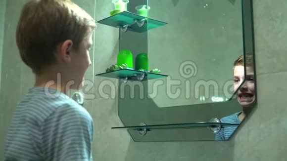 小男孩在浴室刷牙视频的预览图