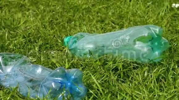 塑料瓶污染草坪视频的预览图