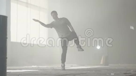 伟大的年轻嘻哈舞者在雾中表演嘻哈文化排练当代的视频的预览图