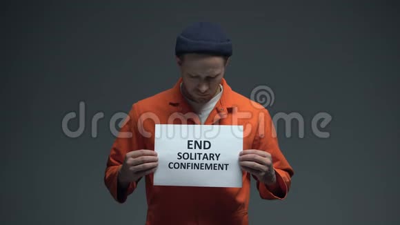 男囚禁锢结束单独监禁标志着被监禁者的权利视频的预览图
