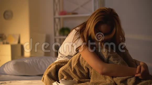沮丧的女人在床上睡着宿醉无力忧郁懒惰视频的预览图