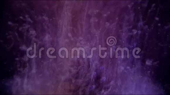 淡淡的透明紫罗兰色的闪光烟雾正在升起神奇的闪闪发光的松果出现视频的预览图