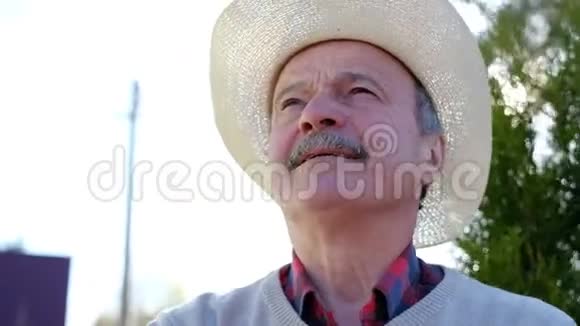 戴帽子的西班牙老人在户外放松视频的预览图