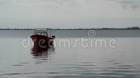 孤舟在水面上视频的预览图