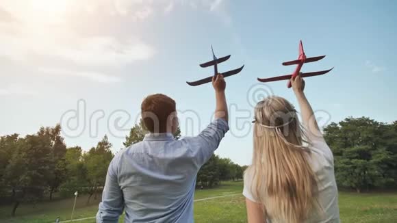 一男一女在空中发射玩具飞机视频的预览图
