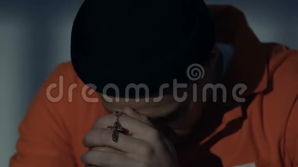 高加索囚犯拿着十字架向上帝祈祷请求宽恕视频的预览图