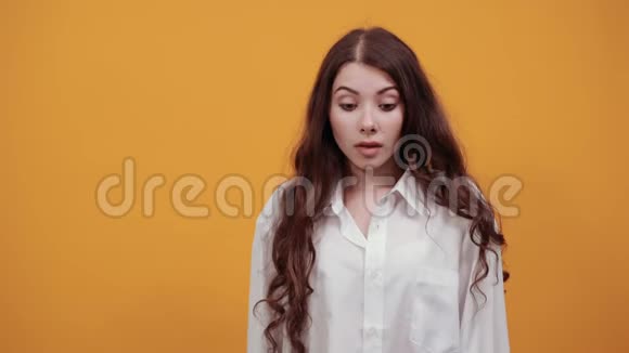 一个穿着白衬衫双手捂住嘴巴直视对方的女人视频的预览图