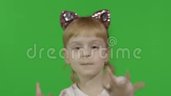 带着猫耳朵跳舞的女孩快乐的四岁孩子铬视频的预览图