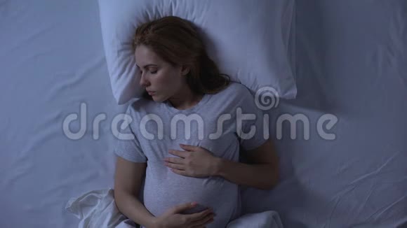 很期待的女人睡在床头晚上休息舒适视频的预览图