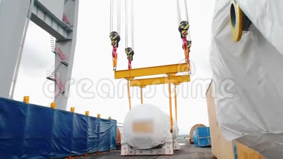 货物运输在长绳上起吊和移动货物视频的预览图