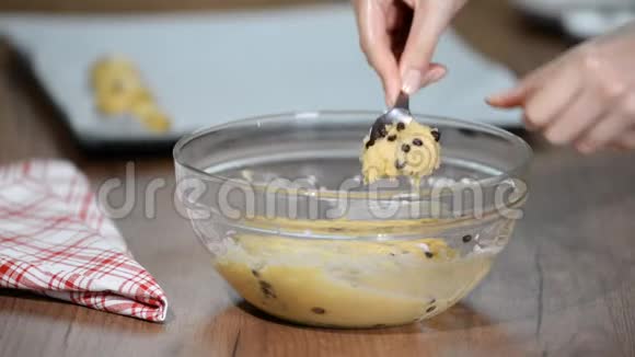 厨房里的女人在做巧克力饼干视频的预览图