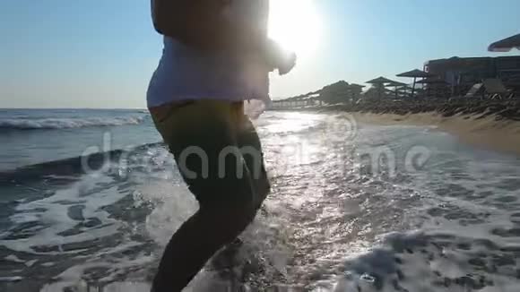 运动员清晨在海上做体操视频的预览图