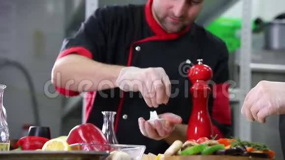 餐厅厨房两个人在做菜红辣椒装饰视频的预览图