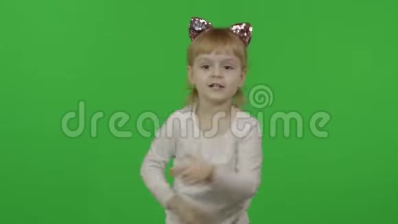 带着猫耳朵跳舞的女孩快乐的四岁孩子铬视频的预览图