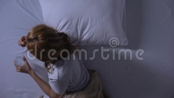 睡眠前服用止痛药或镇静剂的妇女精神障碍视频的预览图