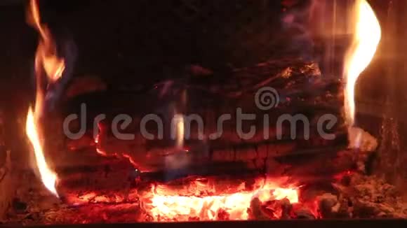 壁炉里燃烧着的木头视频的预览图
