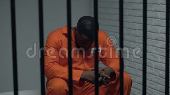 一名正在等待探视的美国黑人囚犯终身监禁视频的预览图