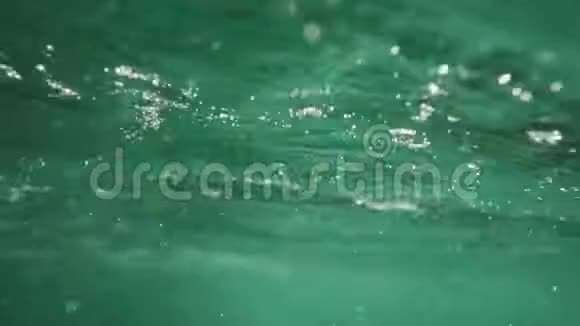 海浪和水下景色阳光透过水面照射视频的预览图